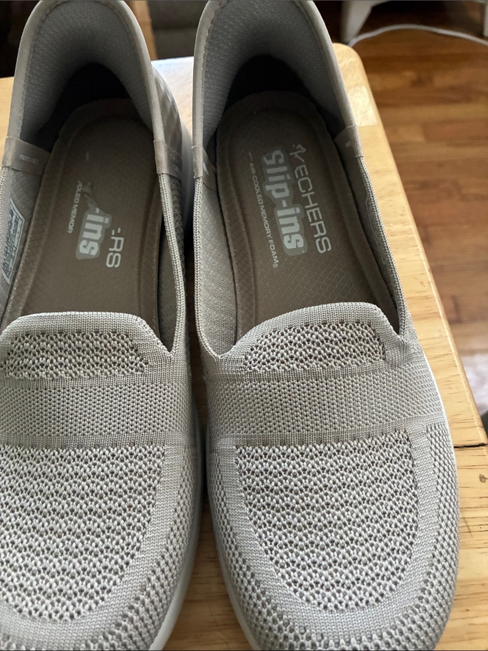 Skechers Knit Slip-On Sneakers in Taupe Wonen’s size 8.5  Great condition